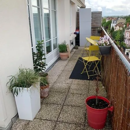 Convenience & Charm With A View Apartmán Maisons-Laffitte
