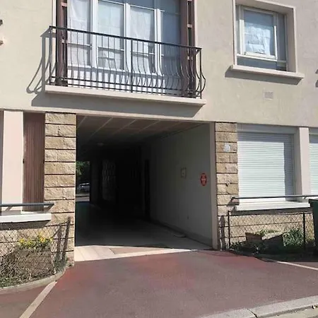 Convenience & Charm With A View Apartmán
