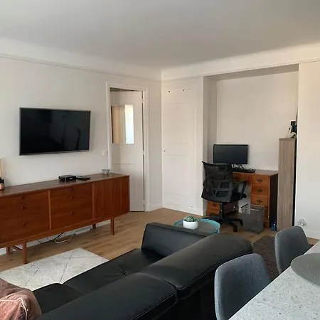 Apartment Convenience & Charm With A View *